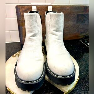 White Leather Boots Size 9.5, Great condition.